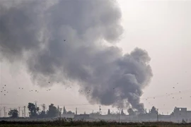 Khói bốc lên sau cuộc oanh tạc của quân đội Thổ Nhĩ Kỳ nhằm vào lực lượng người Kurd ở thị trấn Tal Abyad (Syria) ngày 9/10/2019. (Nguồn: AFP/TTXVN) 