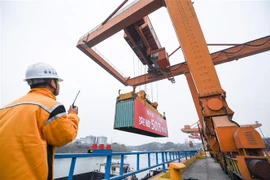 Hàng hóa được bốc dỡ tại cảng ở tỉnh Chiết Giang, Trung Quốc, ngày 17/12/2019. (Nguồn: THX/TTXVN) 