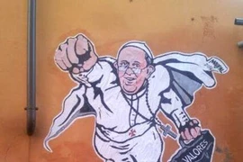Bức vẽ Giáo hoàng "Siêu nhân" trên một bức tường gần Tòa thánh Vatican. (Nguồn: Anh Ngọc/Vietnam+)