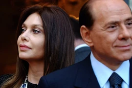 Ông Silvio Berlusconi và người vợ thứ hai Veronica Lario. (Nguồn: AP)