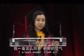 Shuping Yang phát biểu tại buổi lễ tốt nghiệp. (Nguồn: 163)