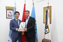 Đại diện Đại sứ quán Việt Nam và ông Claudio Aguilar, Phó Chủ tịch Hiệp hội Khách sạn và Ẩm thực Argentina. (Ảnh: Diệu Hương/Vietnam+)