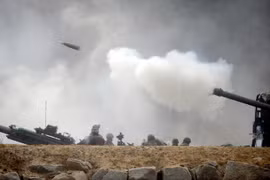 Binh sỹ Mỹ bắn pháo M777 155mm trong cuộc tập trận năm 2010. (Nguồn: AFP/TTXVN)
