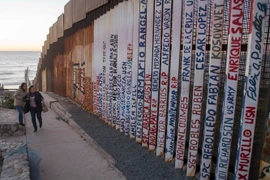 Một phần bức tường biên giới giữa Mỹ và Mexico, đoạn qua thành phố Tijuana (Mexico) ngày 27/1. (Nguồn: THX/TTXVN)