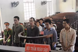 Các bị cáo đứng trước vành móng ngựa chờ nghe tuyên án. (Ảnh: Thanh Tân/TTXVN)