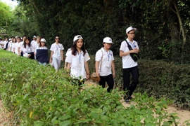 Đại biểu thanh niên kiều bào tham quan quê nội Bác. (Ảnh: Tá Chuyên/TTXVN)