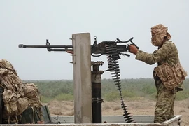 Lực lượng ủng hộ Chính phủ Yemen làm nhiệm vụ tại khu vực gần thành phố Al Jah, tỉnh Hodeida ngày 7/6. (Nguồn: AFP/TTXVN)