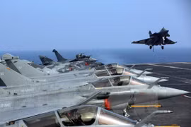 Máy bay chiến đấu Rafale của hải quân Pháp hạ cánh xuống tàu Charles de Gaulle. (Nguồn: AFP/TTXVN)