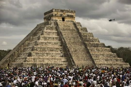 Hàng nghìn du khách thăm quan kim tự tháp Kukulkán ở thành phố cổ Chichén Itzá, bang Yucatan ngày 21/3. (Nguồn: AFP/TTXVN)