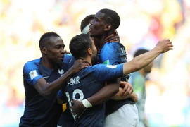 Niềm vui của cầu thủ đội tuyển Pháp Paul Pogba (trái) cùng đồng đội sau khi anh ghi bàn vào lưới đối thủ Australia, ấn định chiến thắng chung cuộc 2-1 cho đội nhà trong trận đấu bảng C vòng chung kết World Cup 2018 diễn ra ở Kazan, Nga ngày 16/6. (Nguồn: 