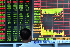 Một nhà đầu tư theo dõi các chỉ số chứng khoán trên bảng điện tử tại sàn giao dịch chứng khoán ở Hải khẩu, tỉnh Hải Nam, Trung Quốc. (Nguồn: THX/TTXVN)