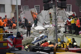 Lực lượng cứu hộ tìm kiếm các nạn nhân tại hiện trường vụ sập tòa chung cư ở quận Kartal, thành phố Istanbul, Thổ Nhĩ Kỳ ngày 7/2/2019. (Nguồn: THX/TTXVN) 