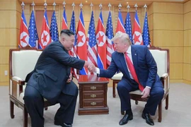 Tổng thống Mỹ Donald Trump (phải) và nhà lãnh đạo Triều Tiên Kim Jong-un trong cuộc gặp thượng đỉnh tại làng đình chiến Panmunjom trong Khu phi quân sự (DMZ) ngày 30/6/2019. (Nguồn: AFP/TTXVN) 