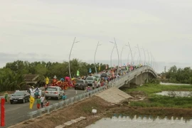 Cầu Chợ Kinh trên Tỉnh lộ 940 trong ngày thông xe. (Ảnh: Chanh Đa/TTXVN)