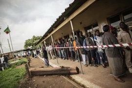 Người dân Zambia xếp hàng chờ bỏ phiếu tại một địa điểm bầu cử hồi năm 2015. (Nguồn: AFP/TTXVN)