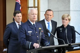 Thủ tướng Tony Abbott (thứ hai, phải), Ngoại trưởng Australia Julie Bishop (phải) và Bộ trưởng Quốc phòng Kevin Andrews (thứ hai, trái) tại cuộc họp báo ở Canberra ngày 9/9. (Nguồn: AFP/TTXVN)