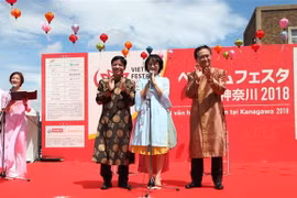 Đại sứ Việt Nam tại Nhật Bản, Thống đốc tỉnh Kanagawa và Đại sứ lễ hội tuyên bố khai mạc sự kiện. (Ảnh: Hồng Hà/TTXVN)