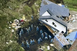 Lực lượng cứu hộ tìm kiếm người mất tích sau trận động đất ở Hokkaido. (Nguồn: Kyodo/TTXVN)