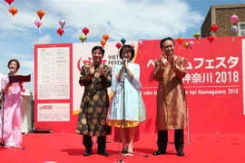 Đại sứ Việt Nam tại Nhật Bản, Thống đốc tỉnh Kanagawa và Đại sứ lễ hội tuyên bố khai mạc sự kiện. (Ảnh: Hồng Hà/TTXVN)