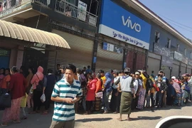 Người dân Myanmar xếp hàng tại khu vực biên giới ở Muse ngày 22/11. (Nguồn: AFP/TTXVN)