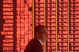 Sắc đỏ tràn ngập thị trường chứng khoán ở Hàng Châu, tỉnh Chiết Giang, Trung Quốc ngày 22/10. (Nguồn: THX/TTXVN) 