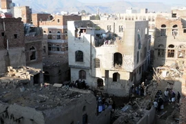 Hiện trường một vụ không kích do liên quân Arab tiến hành ở Sanaa, Yemen ngày 11/11. (Nguồn: THX/TTXVN)