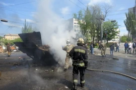Xe bọc thép bị cháy trong vụ đụng độ ở Mariupol. (Nguồn: AFP/TTXVN)