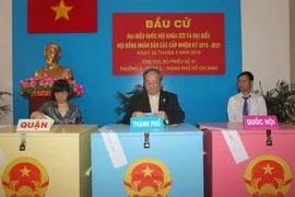 Tổng Giám mục Tổng giáo phận Thành phố Hồ Chí Minh Bùi Văn Đọc bỏ phiếu tại điểm bầu cử khu vực bỏ phiếu số 41, phường 6, quận 3, Thành phố Hồ Chí Minh. (Ảnh: Quang Nhựt/TTXVN)