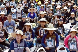 Thân nhân các nạn nhân thiệt mạng trong vụ tai nạn phà Sewol tuần hành tại Seoul ngày 9/5. (Nguồn: AFP/TTXVN)