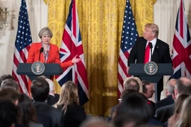 Tổng thống Mỹ Donald J. Trump(phải) và Thủ tướng Anh Theresa May (trái) tại cuộc họp báo chung ở Washington, DC . (Nguồn: EPA/TTXVN)