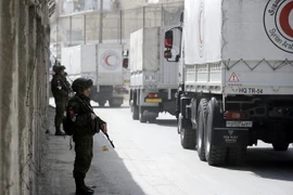 Đoàn xe của Hội Trăng lưỡi liềm Đỏ Syria chở hàng viện trợ tới Đông Ghouta ngày 5/3. (Nguồn: AFP/TTXVN)