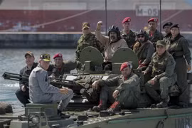 Tổng thống Venezuela Nicolas Maduro (giữa) thị sát một cuộc diễn tập quân sự căn cứ hải quân Agustin Armario ở Puerto Cabello, bang Carabobo, Venezuela, ngày 27/1/2019. (Nguồn: AFP/TTXVN) 