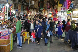 Người dân Iran mua sắm hàng hóa tại thủ đô Tehran. (Nguồn: AFP/TTXVN) 
