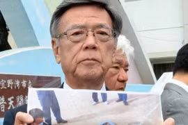 Thị trưởng Okinawa Takeshi Onaga trả lời báo giới sau vụ việc máy bay trực thăng của quân đội Mỹ. (Nguồn: Kyodo/TTXVN)
