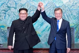 Tổng thống Hàn Quốc Moon Jae-in (phải) và nhà lãnh đạo Triều Tiên Kim Jong-un tại cuộc gặp ở làng đình chiến Panmunjom ngày 27/4. (Nguồn: Yonhap/TTXVN)