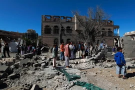 Cảnh đổ nát sau cuộc không kích tại thủ đô Sanaa. (Nguồn: AFP/TTXVN)