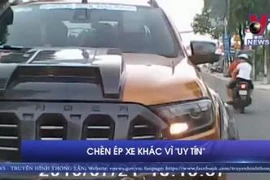 [Video] Muốn thể hiện, tài xế xe bán tải lấn làn, chèn ép xe khác