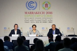 Người phát ngôn COP22 Nick Nuttall(trái), Thư ký COP22 Patricia Espinosa (giữa) và Chủ tịch COP22 Salaheddine Mezouar (phải) tại cuộc họp báo ở Marakech ngày 6/11. (Nguồn: EPA/TTXVN)