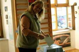 Những cử tri hăng hái đi bầu nhất là những người về hưu. (Ảnh: Trần Quang Vinh/TTXVN)