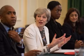 Thủ tướng Anh Theresa May (thứ 2, trái) chủ trì một cuộc họp nội các ở London. (Nguồn: AFP/TTXVN) 