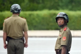 Binh sỹ Triều Tiên gác tại làng đình chiến Panmunjom ngày 27/7. (Nguồn: AFP/TTXVN)