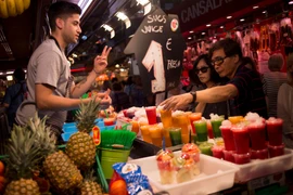 Người dân mua sắm tại một khu chợ ở Barcelona, Tây Ban Nha ngày 13/10. (Nguồn: AFP/TTXVN)