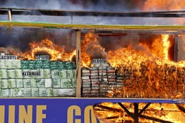 Ma túy bị tiêu hủy tại Yangon, Myanmar ngày 26/6. (Nguồn: EPA/TTXVN)