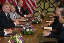 Tổng thống Mỹ Donald Trump và nhà lãnh đạo Triều Tiên Kim Jong-un tại cuộc hội đàm mở rộng Hội nghị thượng đỉnh Mỹ-Triều Tiên lần thứ hai. (Nguồn: TTXVN) 