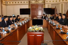 Chủ tịch Ủy ban Nhân dân Thành phố Hồ Chí Minh Nguyễn Thành Phong tiếp ông Shuichi Abe, Thống đốc tỉnh Nagano, Nhật Bản cùng đoàn doanh nghiệp đang có chuyến thăm và làm việc tại Việt Nam. (Ảnh: Thanh Vũ/TTXVN)
