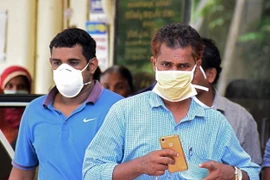 Người dân Ấn Độ đeo khẩu trang để phòng tránh nhiễm virus Nipah tại Kozhikode ngày 21/5. (Nguồn: AFP/TTXVN)