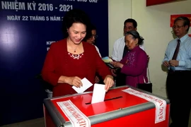 Chủ tịch Quốc hội, Chủ tịch Hội đồng bầu cử Quốc gia Nguyễn Thị Kim Ngân đến bỏ phiếu bầu cử đại biểu Quốc hội khóa XIV và đại biểu Hội đồng nhân các cấp nhiệm kỳ 2016-2021 tại khu vực bỏ phiếu số 4, phường Vĩnh Phúc, Quận Ba Đình (Hà Nội). (Ảnh: Trọng Đứ