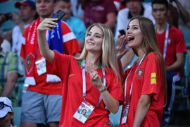 Các cổ động viên xinh đẹp. (Nguồn: THX/TTXVN) 