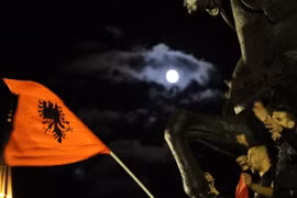 Người dân Albania ăn mừng sau khi chính phủ từ chối đề nghị của Mỹ về việc nước này có thể trở thành địa điểm tiêu hủy kho vũ khí hóa học. (Nguồn: AFP)