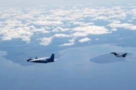 Máy bay chiến đấu Typhoon của Anh (phải) bay phía sau máy bay AN26 Curl của Nga tại vùng trời ngoài khơi bờ biển Baltic ngày 12/5/2016. (Nguồn: EPA/TTXVN)